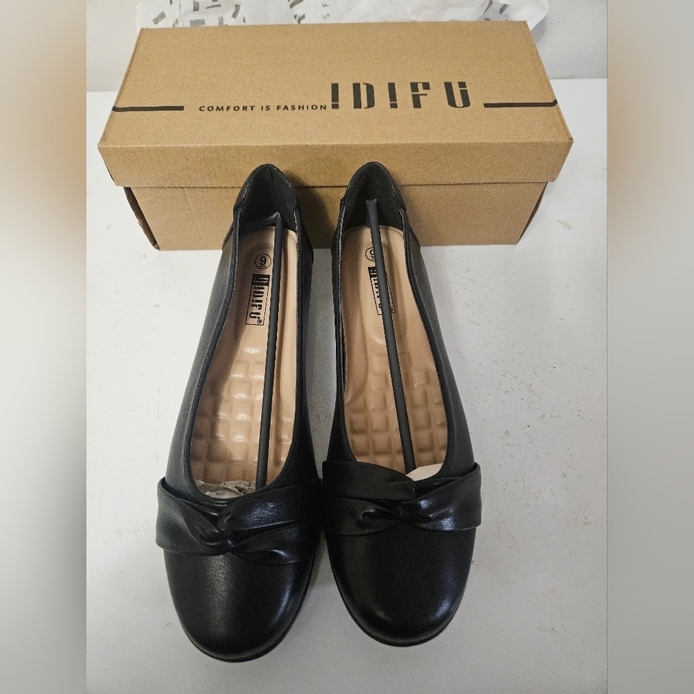 NIB! IDIFU Black Flats With Top Twist!
